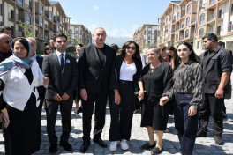 Prezident Kəlbəcər şəhərinin sakinləri ilə görüşüb, onlara mənzillərin açarlarını təqdim edib - YENİLƏNİB 