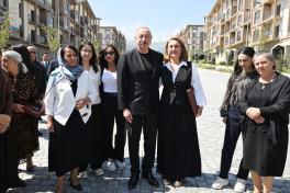 Prezident Kəlbəcər şəhərinin sakinləri ilə görüşüb, onlara mənzillərin açarlarını təqdim edib - YENİLƏNİB 