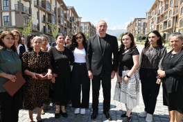 Prezident Kəlbəcər şəhərinin sakinləri ilə görüşüb, onlara mənzillərin açarlarını təqdim edib - YENİLƏNİB 