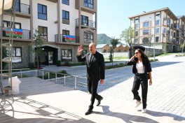 Prezident Kəlbəcər şəhərinin sakinləri ilə görüşüb, onlara mənzillərin açarlarını təqdim edib - YENİLƏNİB 