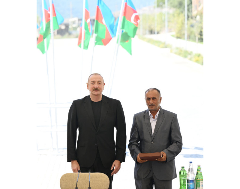 Prezident Kəlbəcər şəhərinin sakinləri ilə görüşüb, onlara mənzillərin açarlarını təqdim edib - YENİLƏNİB 