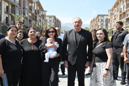 Prezident Kəlbəcər şəhərinin sakinləri ilə görüşüb, onlara mənzillərin açarlarını təqdim edib - YENİLƏNİB 