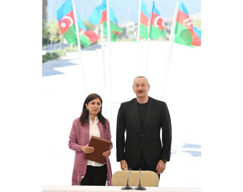 Prezident Kəlbəcər şəhərinin sakinləri ilə görüşüb, onlara mənzillərin açarlarını təqdim edib - YENİLƏNİB 