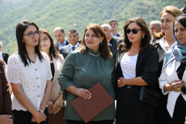 Prezident Kəlbəcər şəhərinin sakinləri ilə görüşüb, onlara mənzillərin açarlarını təqdim edib - YENİLƏNİB 