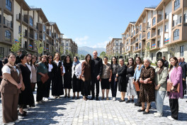 Prezident Kəlbəcər şəhərinin sakinləri ilə görüşüb, onlara mənzillərin açarlarını təqdim edib - YENİLƏNİB 