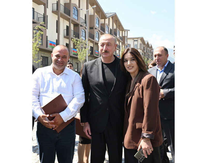 Prezident Kəlbəcər şəhərinin sakinləri ilə görüşüb, onlara mənzillərin açarlarını təqdim edib - YENİLƏNİB 