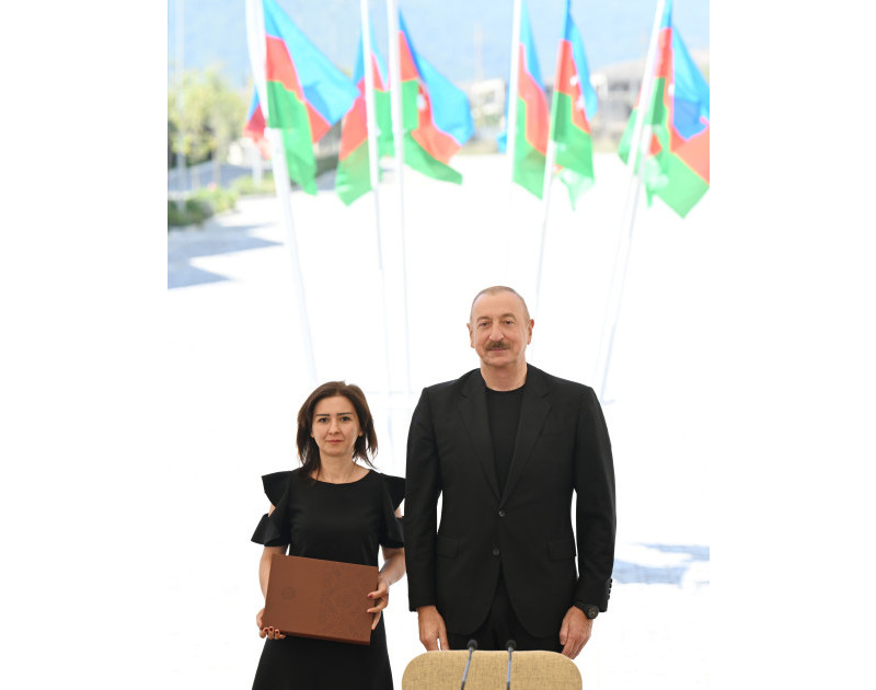 Prezident Kəlbəcər şəhərinin sakinləri ilə görüşüb, onlara mənzillərin açarlarını təqdim edib - YENİLƏNİB 