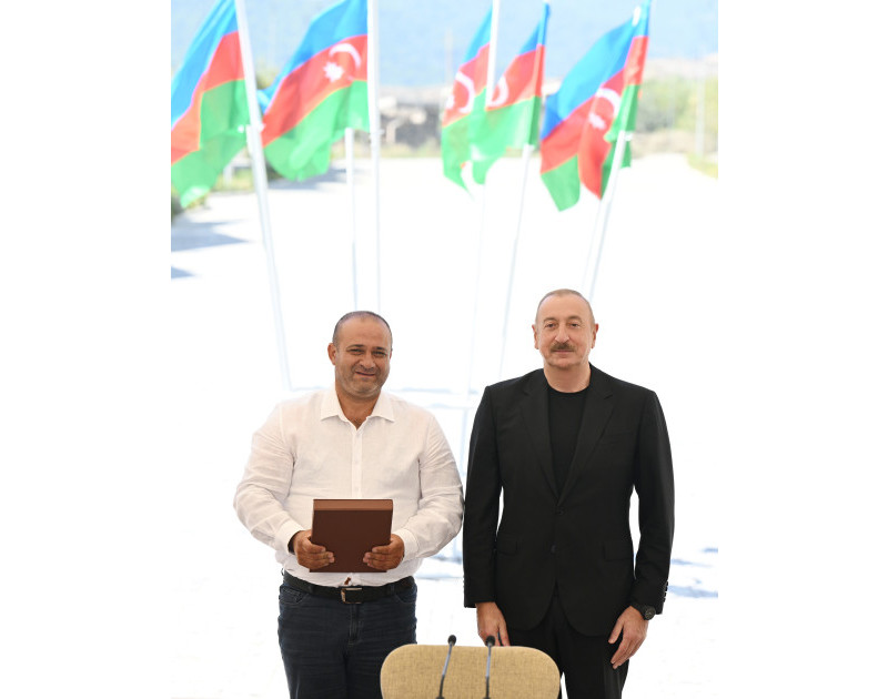 Prezident Kəlbəcər şəhərinin sakinləri ilə görüşüb, onlara mənzillərin açarlarını təqdim edib - YENİLƏNİB 