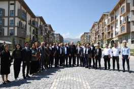 Prezident Kəlbəcər şəhərinin sakinləri ilə görüşüb, onlara mənzillərin açarlarını təqdim edib - YENİLƏNİB 