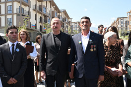Prezident Kəlbəcər şəhərinin sakinləri ilə görüşüb, onlara mənzillərin açarlarını təqdim edib - YENİLƏNİB 