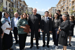 Prezident Kəlbəcər şəhərinin sakinləri ilə görüşüb, onlara mənzillərin açarlarını təqdim edib - YENİLƏNİB 