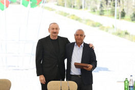 Prezident Kəlbəcər şəhərinin sakinləri ilə görüşüb, onlara mənzillərin açarlarını təqdim edib - YENİLƏNİB 