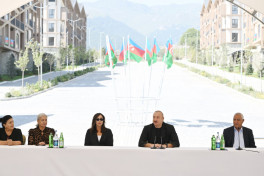 Prezident Kəlbəcər şəhərinin sakinləri ilə görüşüb, onlara mənzillərin açarlarını təqdim edib - YENİLƏNİB 