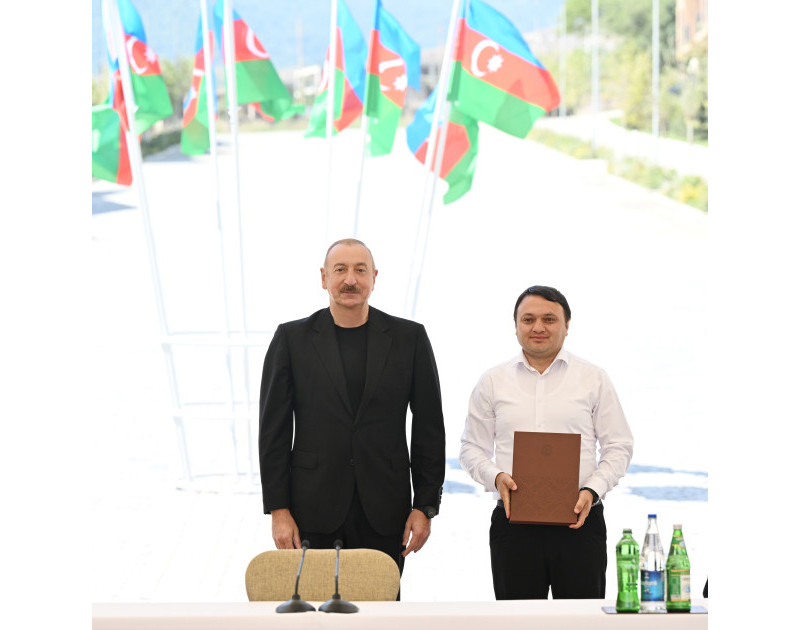 Prezident Kəlbəcər şəhərinin sakinləri ilə görüşüb, onlara mənzillərin açarlarını təqdim edib - YENİLƏNİB 