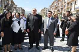 Prezident Kəlbəcər şəhərinin sakinləri ilə görüşüb, onlara mənzillərin açarlarını təqdim edib - YENİLƏNİB 