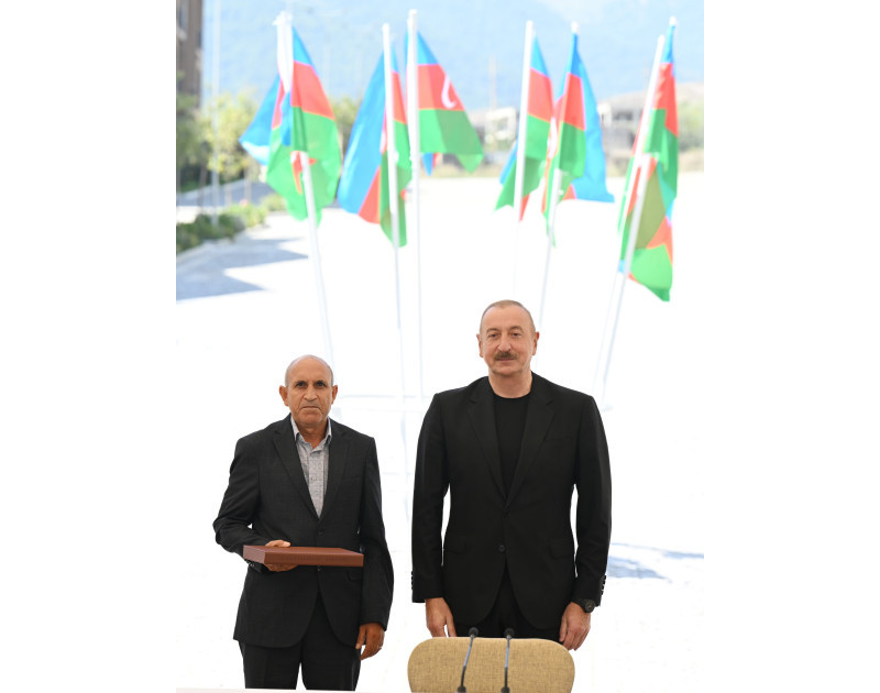 Prezident Kəlbəcər şəhərinin sakinləri ilə görüşüb, onlara mənzillərin açarlarını təqdim edib - YENİLƏNİB 