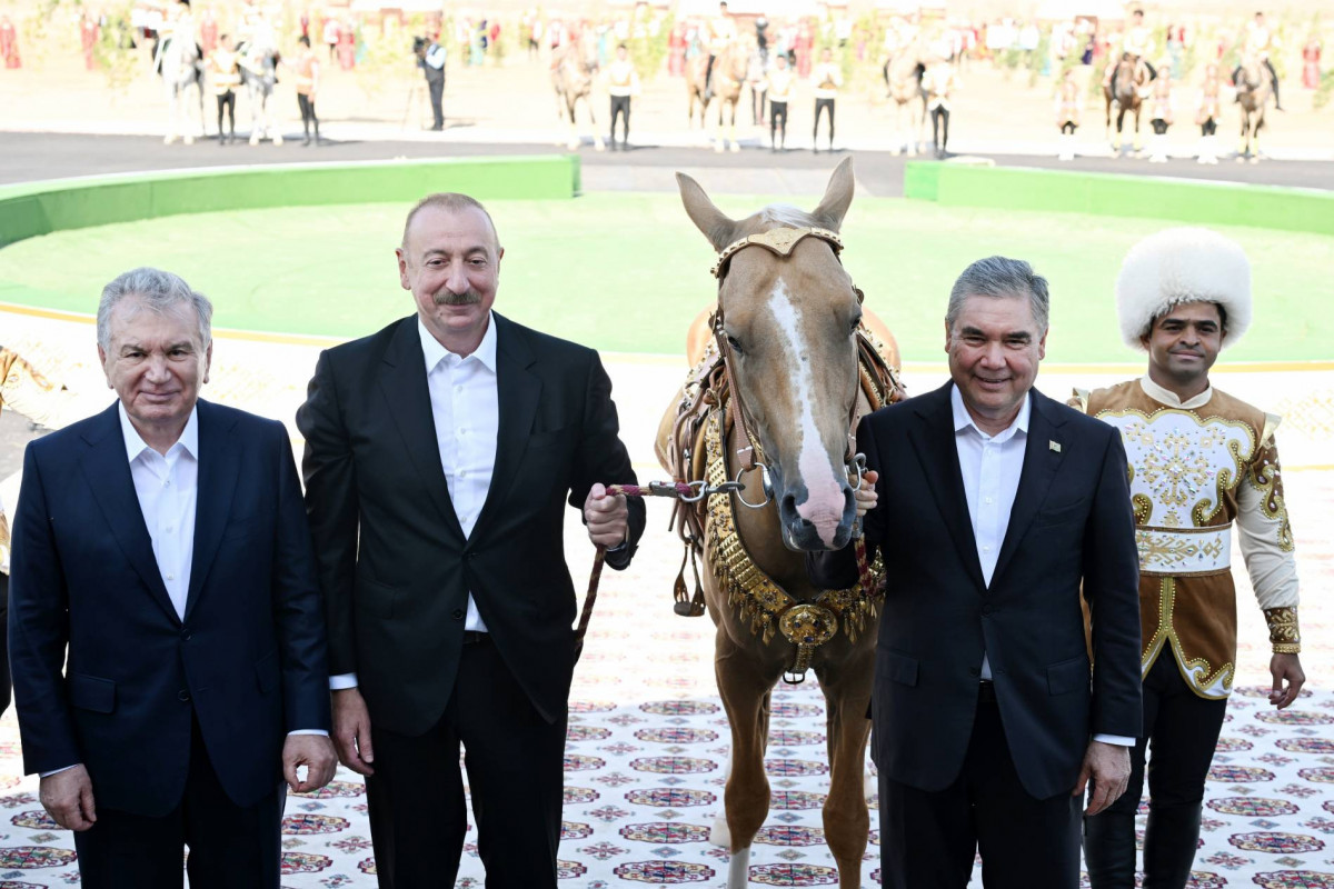 Azərbaycan Prezidenti İlham Əliyevə “Axaltəkə” atı hədiyyə edilib - FOTO  - YENİLƏNİB 