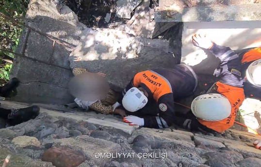 Lənkəranda hasarın uçması nəticəsində bir nəfər dağıntı altında qalaraq xəsarət alıb - VİDEO 
