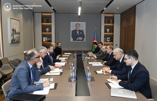 XİN rəhbəri Britaniyanın dövlət naziri ilə görüşüb, siyasi məsləhətləşmələr keçirilib