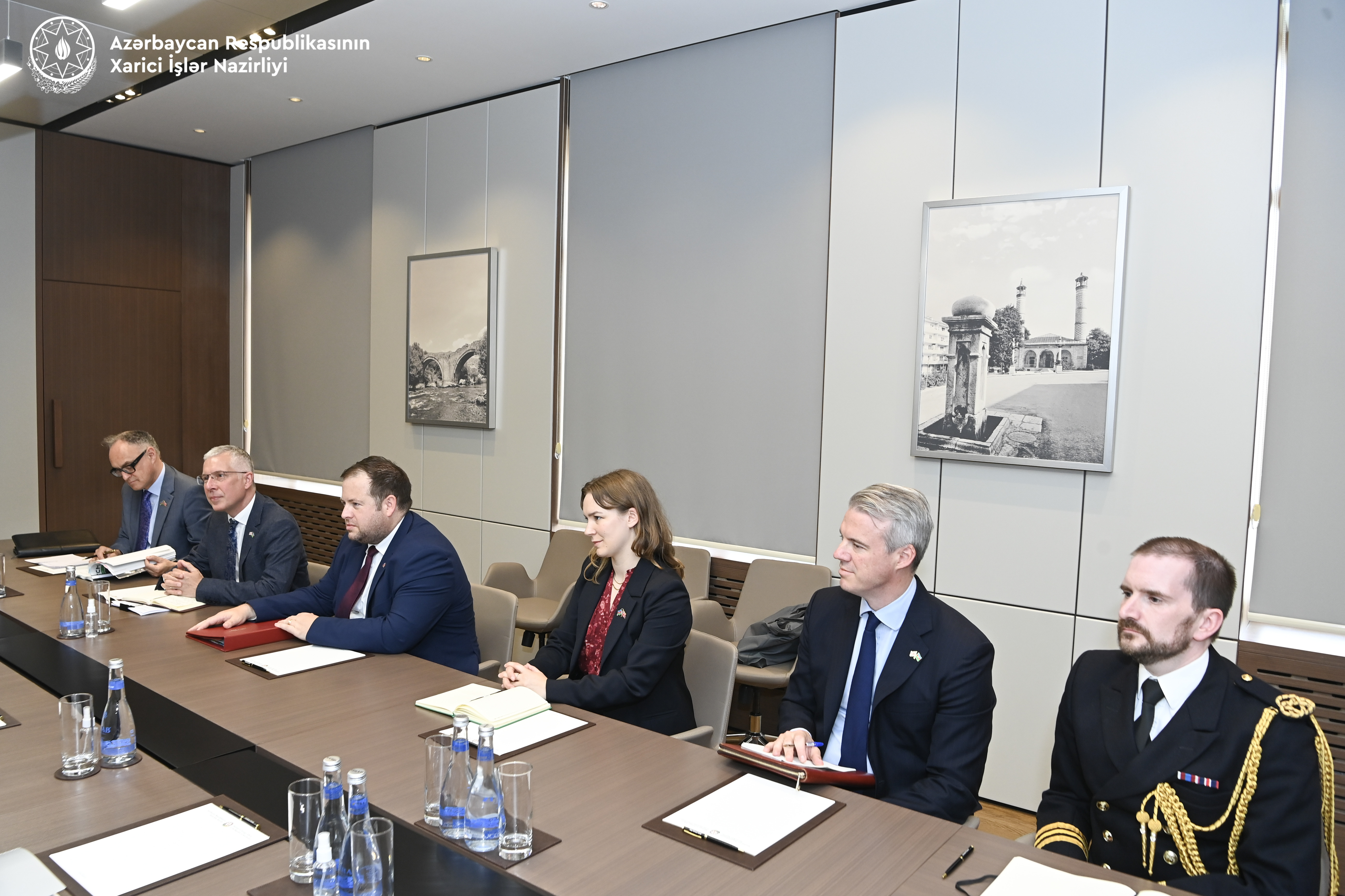 XİN rəhbəri Britaniyanın dövlət naziri ilə görüşüb, siyasi məsləhətləşmələr keçirilib
