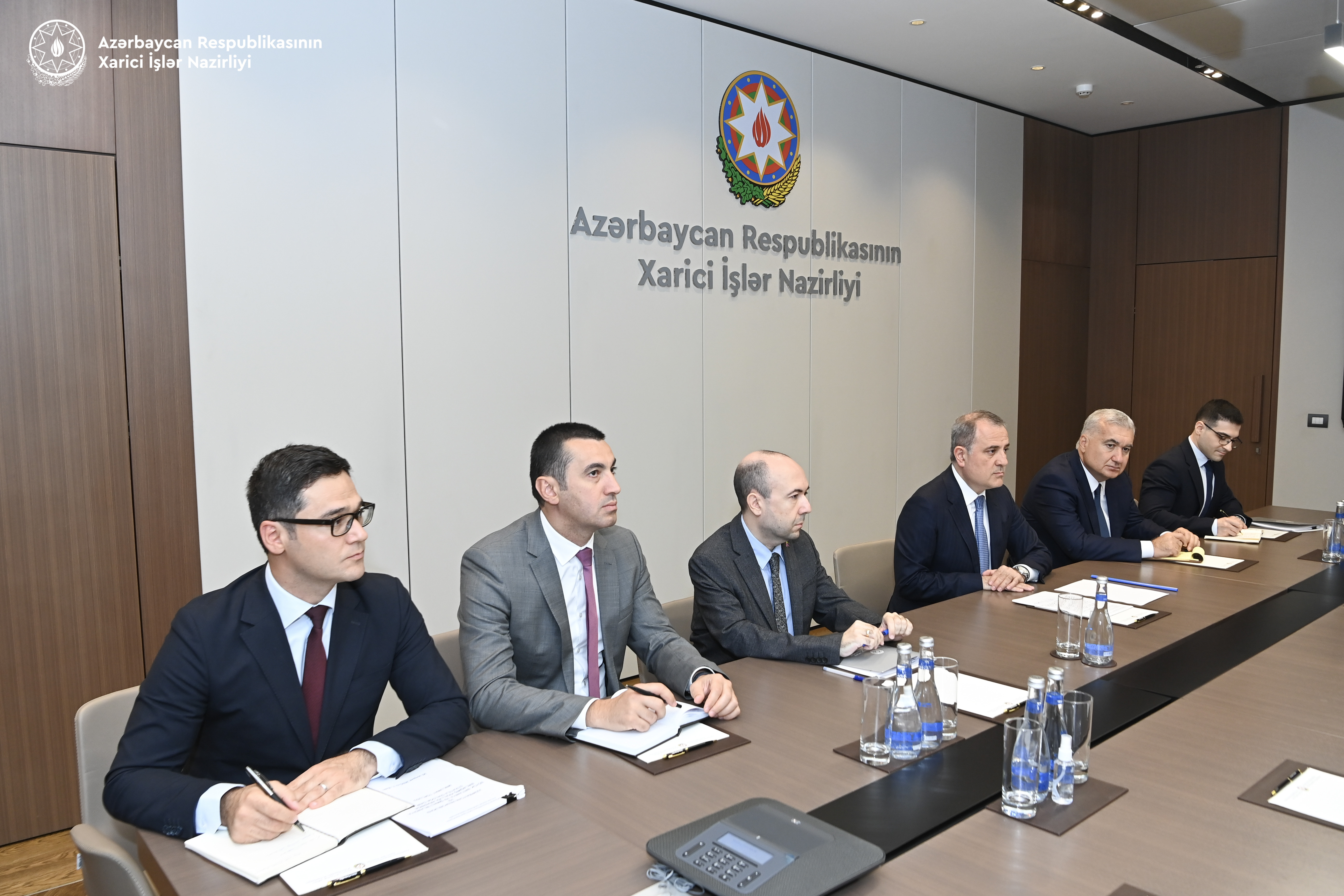XİN rəhbəri Britaniyanın dövlət naziri ilə görüşüb, siyasi məsləhətləşmələr keçirilib