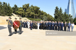 Türkiyənin Zəfər Bayramı münasibətilə Bakıda Türk şəhidliyi ziyarət edilib - FOTO 