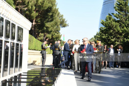 Türkiyənin Zəfər Bayramı münasibətilə Bakıda Türk şəhidliyi ziyarət edilib - FOTO 