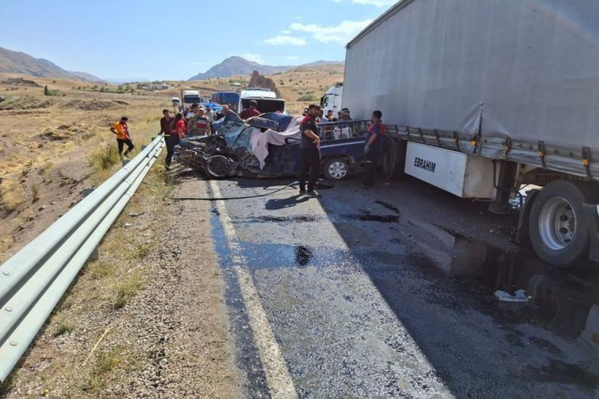 Türkiyənin Hakkari vilayətində ağır yol qəzası baş verib, 4 nəfər ölüb