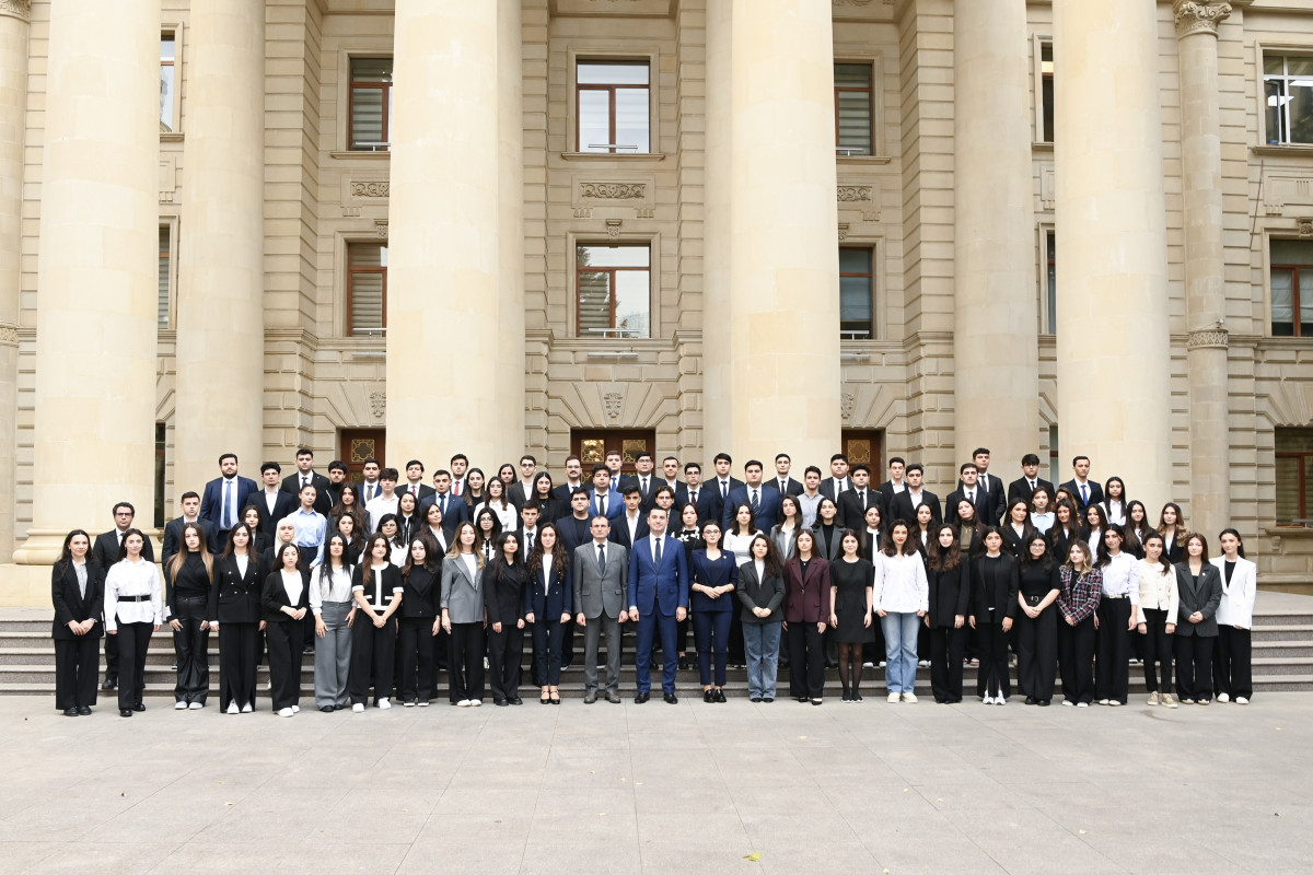 Ayxan Hacızadə diplomatiya könüllüləri ilə görüşüb