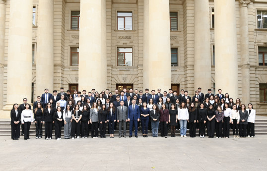 Ayxan Hacızadə diplomatiya könüllüləri ilə görüşüb