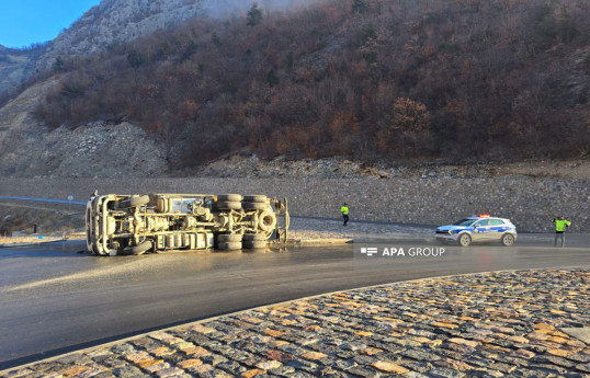 Kəlbəcərdə sementlə dolu maşın aşıb, xəsarət alan var - FOTO 