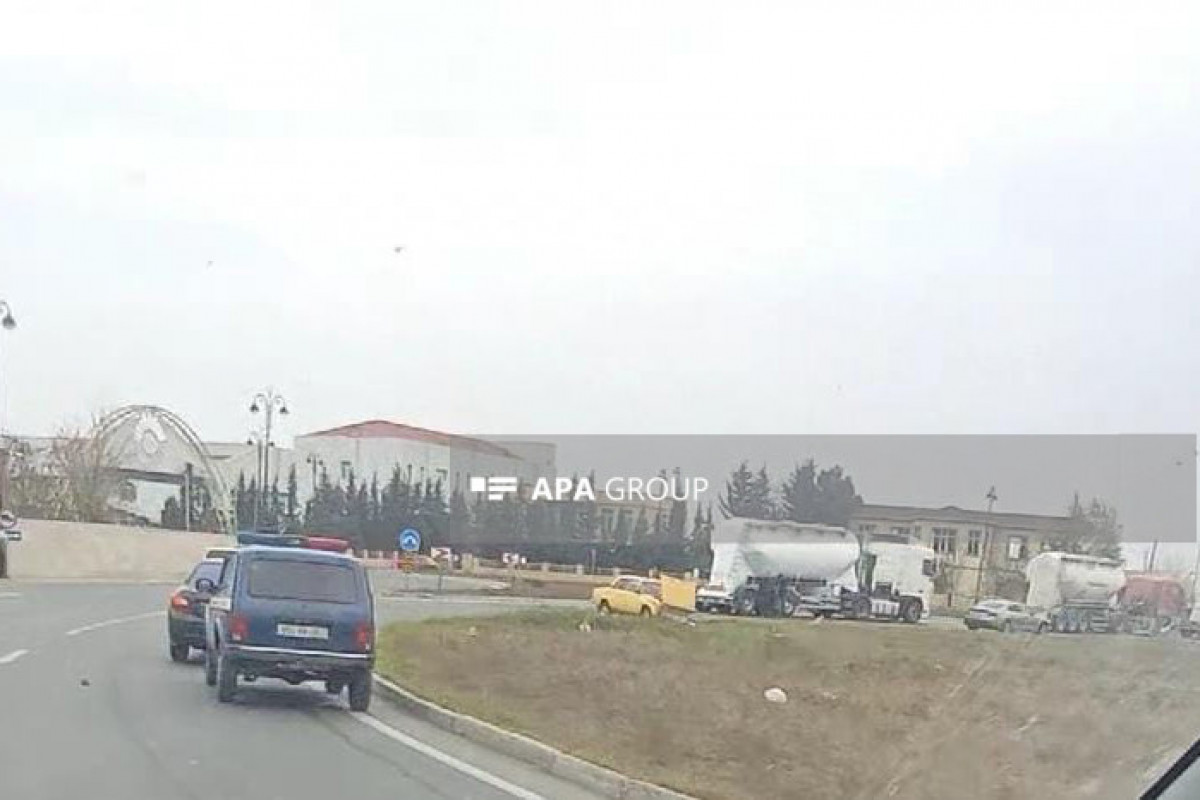 Biləsuvarda minik avtomobili yük maşınına çırpılıb, 4 nəfər xəsarət alıb - FOTO 