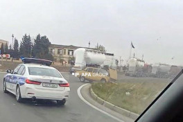 Biləsuvarda minik avtomobili yük maşınına çırpılıb, 4 nəfər xəsarət alıb - FOTO 