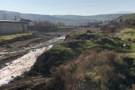 Şabranda sürüşmələr bir neçə tikilini dağıdıb - FOTO 