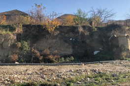 Şabranda sürüşmələr bir neçə tikilini dağıdıb - FOTO 