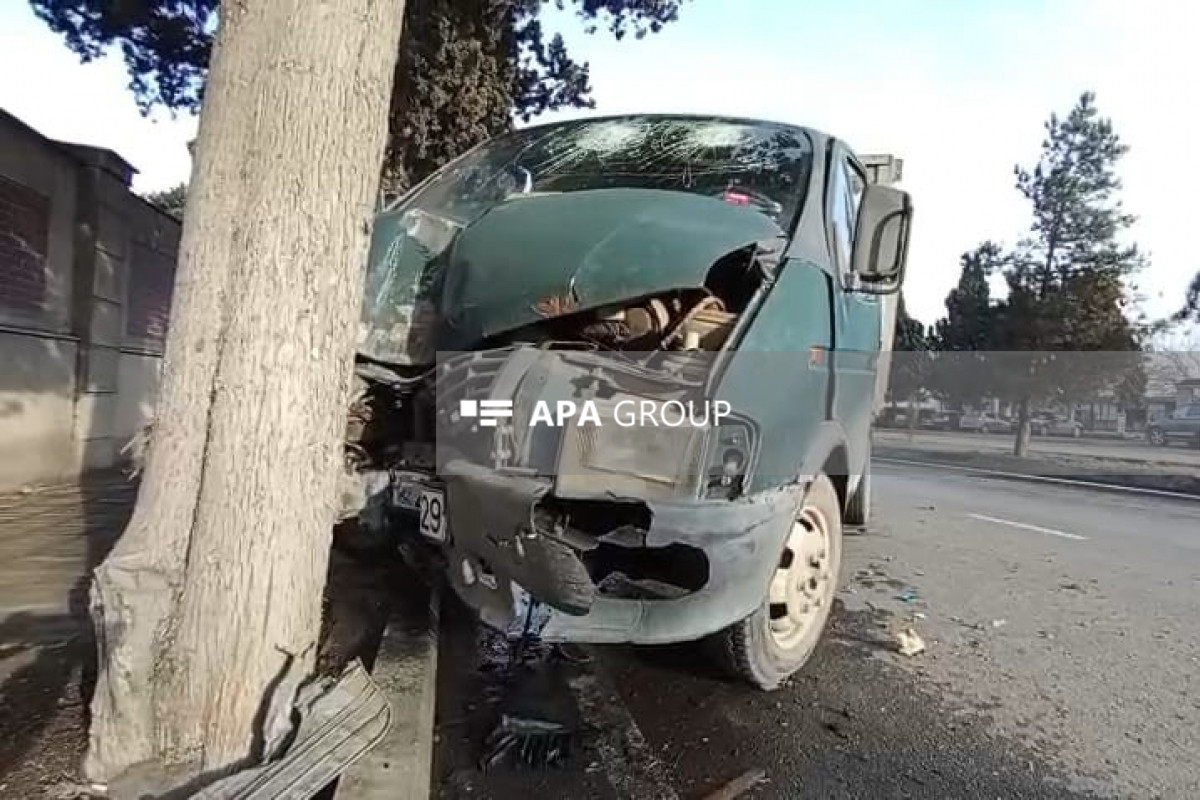 Gəncədə yük maşını avtomobilə çırpılıb, xəsarət alanlar var - FOTO 