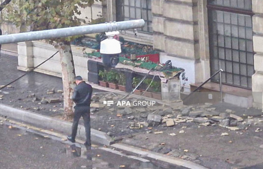 Bakının mərkəzində eyvan uçub, xəsarət alan var - FOTO  - VİDEO 