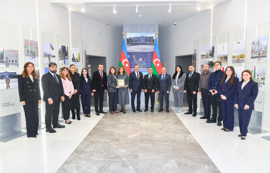 “Azərpoçt” “Konstitusiya və Suverenlik İli”nə həsr olunmuş poçt markasını təqdim edib
