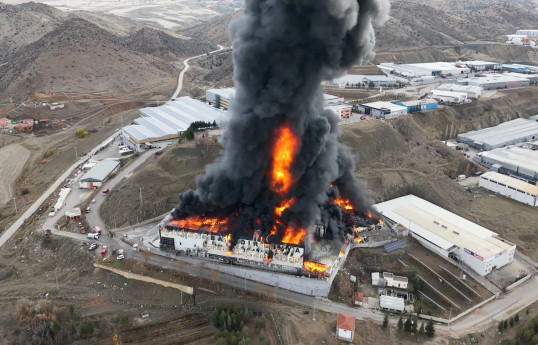 Türkiyədə fabrik yanır - FOTO 