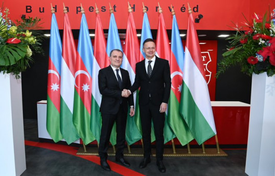 Azərbaycan xarici işlər naziri Ceyhun Bayramov, Macarıstan xarici işlər və xarici iqtisadi əlaqələr naziri Peter Siyarto