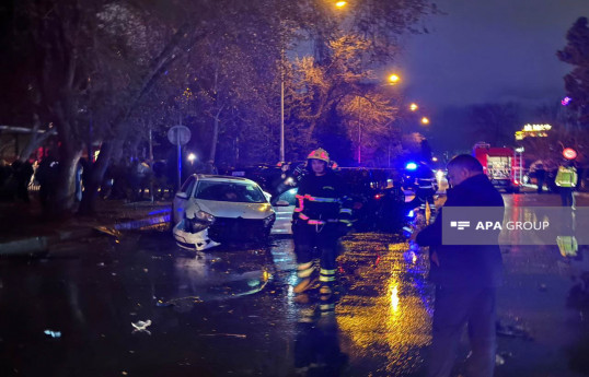Bakıda qəzaya uğrayan avtomobil qaz borusuna çırpılıb, yanğın olub - FOTO  - VİDEO  - YENİLƏNİB 