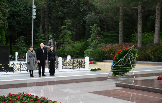 Prezident və birinci xanım Ümummilli Lider Heydər Əliyevin məzarını ziyarət ediblər - FOTO 