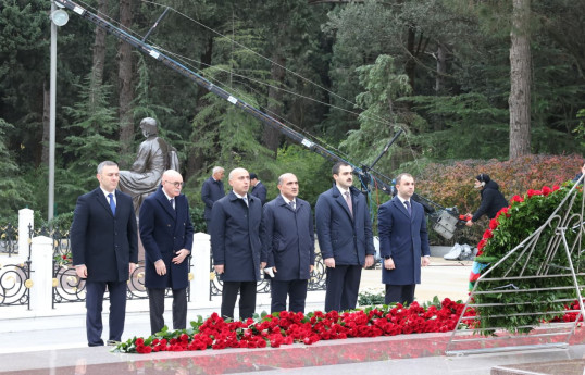 Elm və Təhsil Nazirliyinin kollektivi Fəxri xiyabanda Ulu öndərin məzarını ziyarət edib