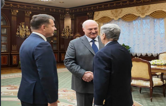 ​​​​​​​Belarus Prezidenti Aleksandr Lukaşenko və ABŞ-ın Belarus üzrə xüsusi elçisi Con Koul