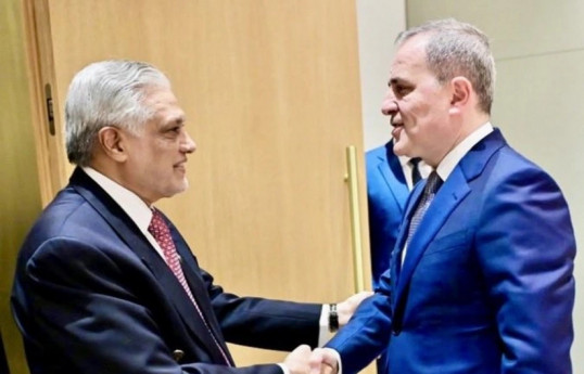 Azərbaycanın xarici işlər naziri Ceyhun Bayramov və Məhəmməd İshaq Dar