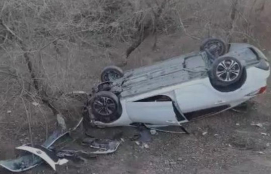 Qaxda minik avtomobili aşıb, xəsarət alanlar var