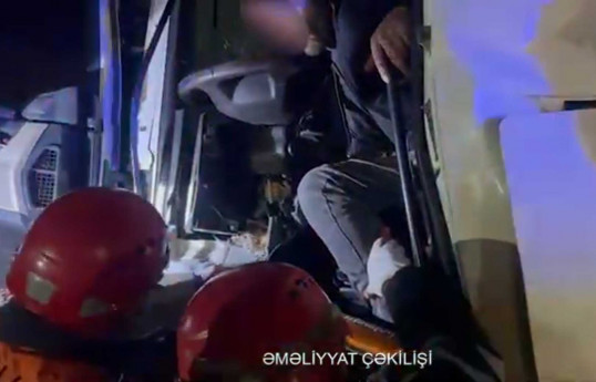 Lökbatanda yük maşını reklam dirəyinə çırpılıb, xəsarət alan var - VİDEO 