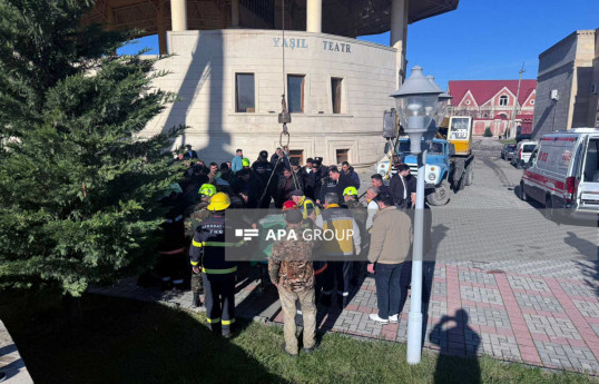 Quba Bayraq Meydanında dirəkdən yıxılan şəxs xəsarət alıb - FOTO 