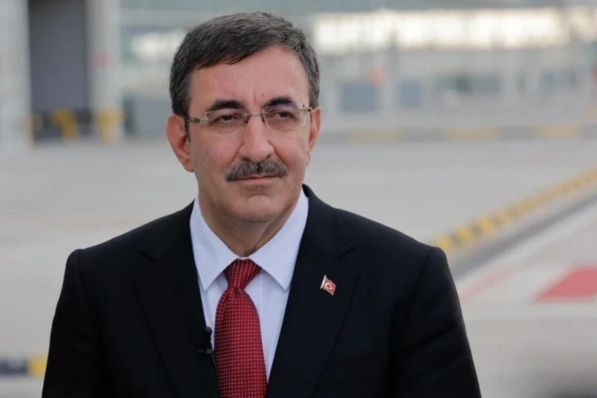 Türkiyə vitse-prezidenti Bakıda “Türk şəhidliyi” abidəsini ziyarət edib