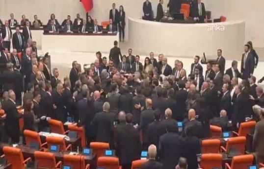 Türkiyə Böyük Millət Məclisində dava düşüb - VİDEO 